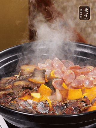 關(guān)火鋪上土香腸、梅干菜香腸、醬肉，加生抽、清水、黑胡椒粉調(diào)成的料汁，中火焗5分鐘