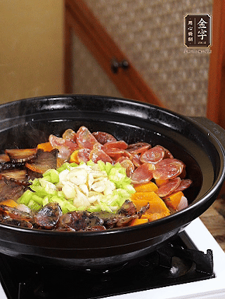 中間放入百合，圍一圈青椒碎，小火再焗2分鐘