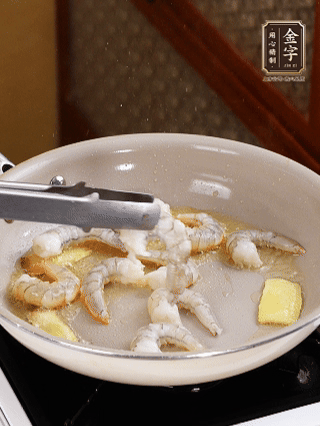 秘制煲仔飯醬油：2勺蒸魚豉油、半小勺糖、1大勺清水?dāng)嚢杈鶆蛑?分鐘