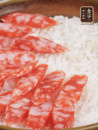 砂鍋加入半勺豬油、半勺花生油抹勻，倒入絲苗米，加水沒過大米一指高，蓋蓋大火煮至水分微干