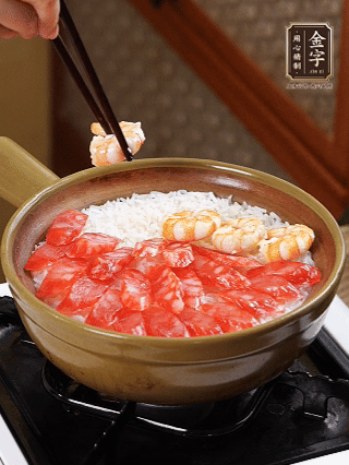 開蓋戳幾個(gè)洞均勻受熱，鋪臘腸、蝦仁，蓋蓋小火煮5分